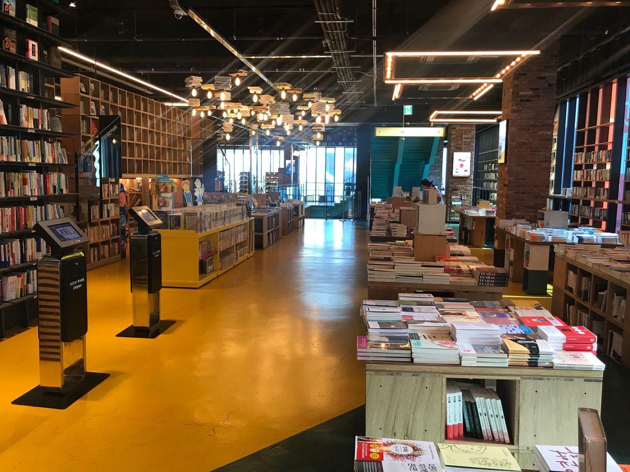 Seoul Attraction: Book Park, Itaewon. An Amazing Photogenic Library.